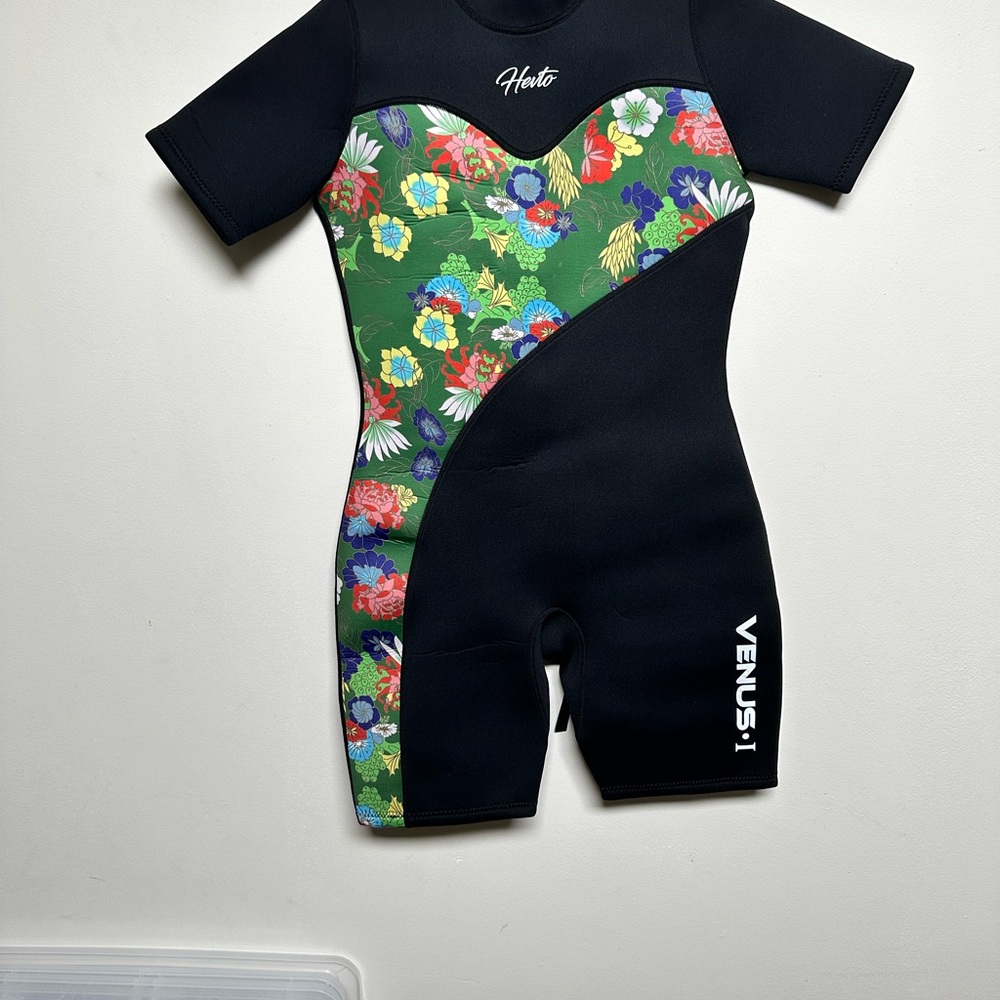 $25|  Venus Shorty Floral Wetsuit NWT size XL